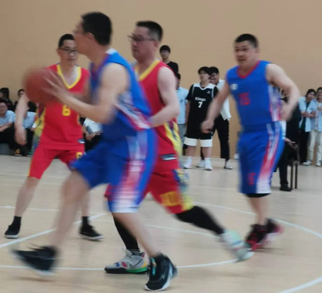 “篮”不住的风采“足”够精彩