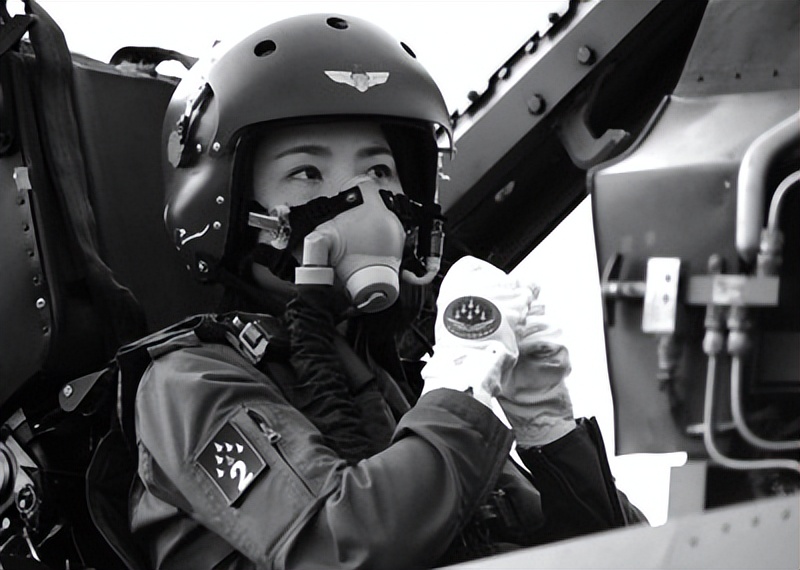 新中国培养首批女飞行员，毛主席指示：不要培养成演员！