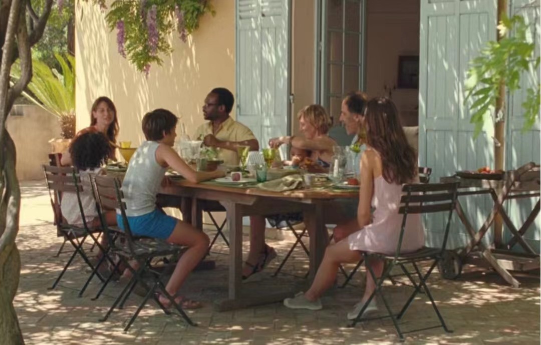 法国影片《花容月貌》以超现实的手法表达了什么？