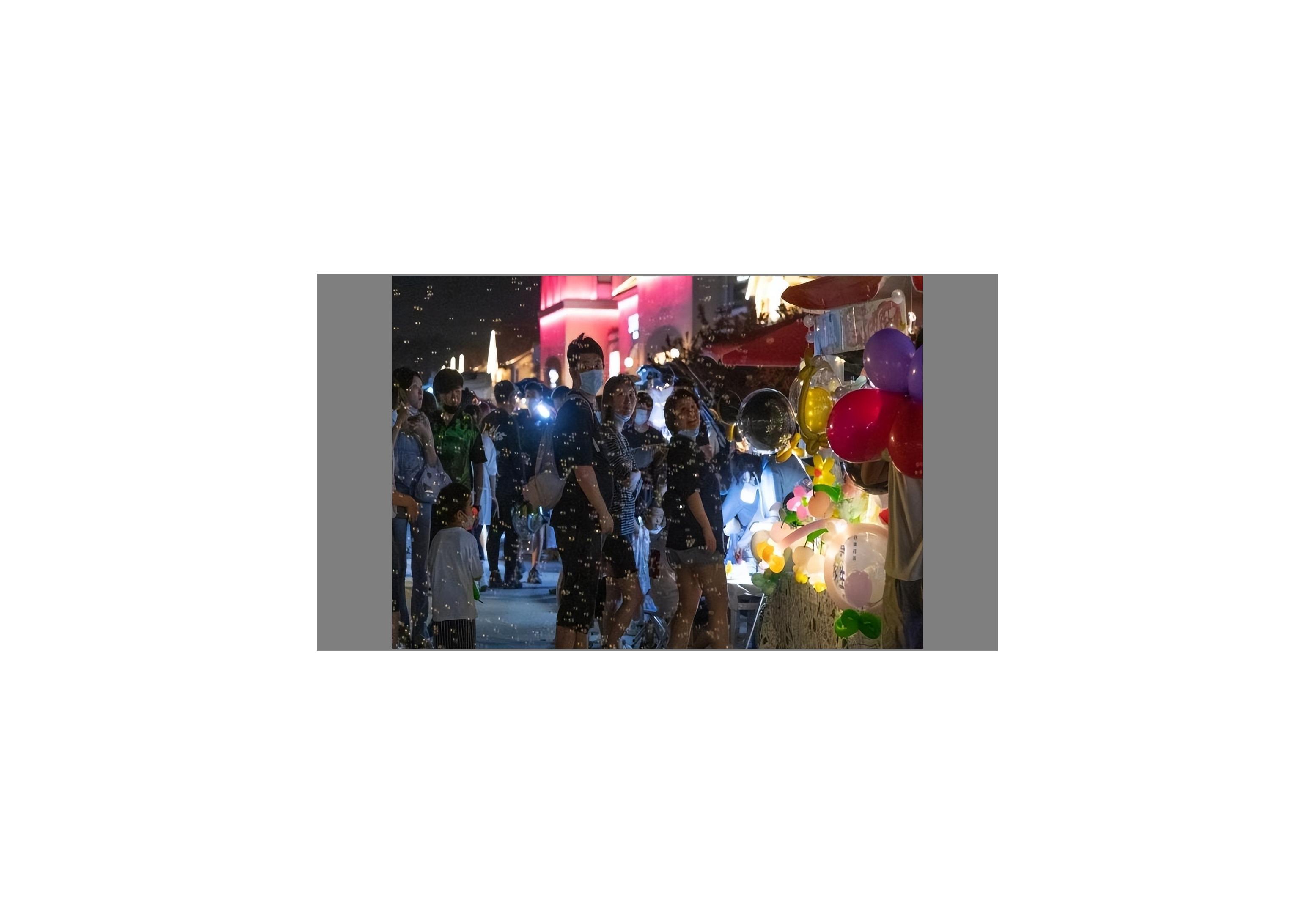 “后备箱经济”火了!90后宝妈摆摊卖泡面,一晚上卖出百碗