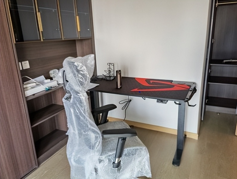 电脑桌怎么做好看实用,一张实木电脑桌