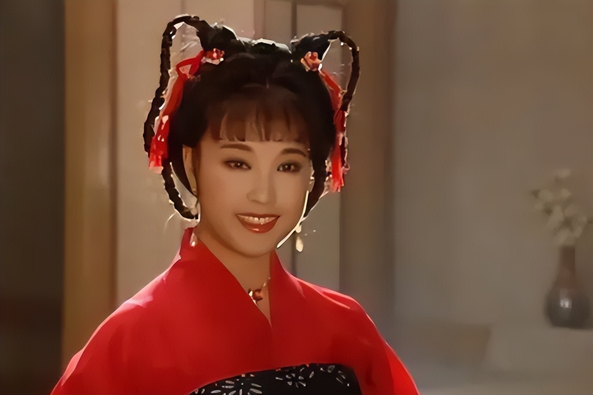 明明“徐娘半老”，却非要“尬演少女”，这4位女明星脸不红吗？