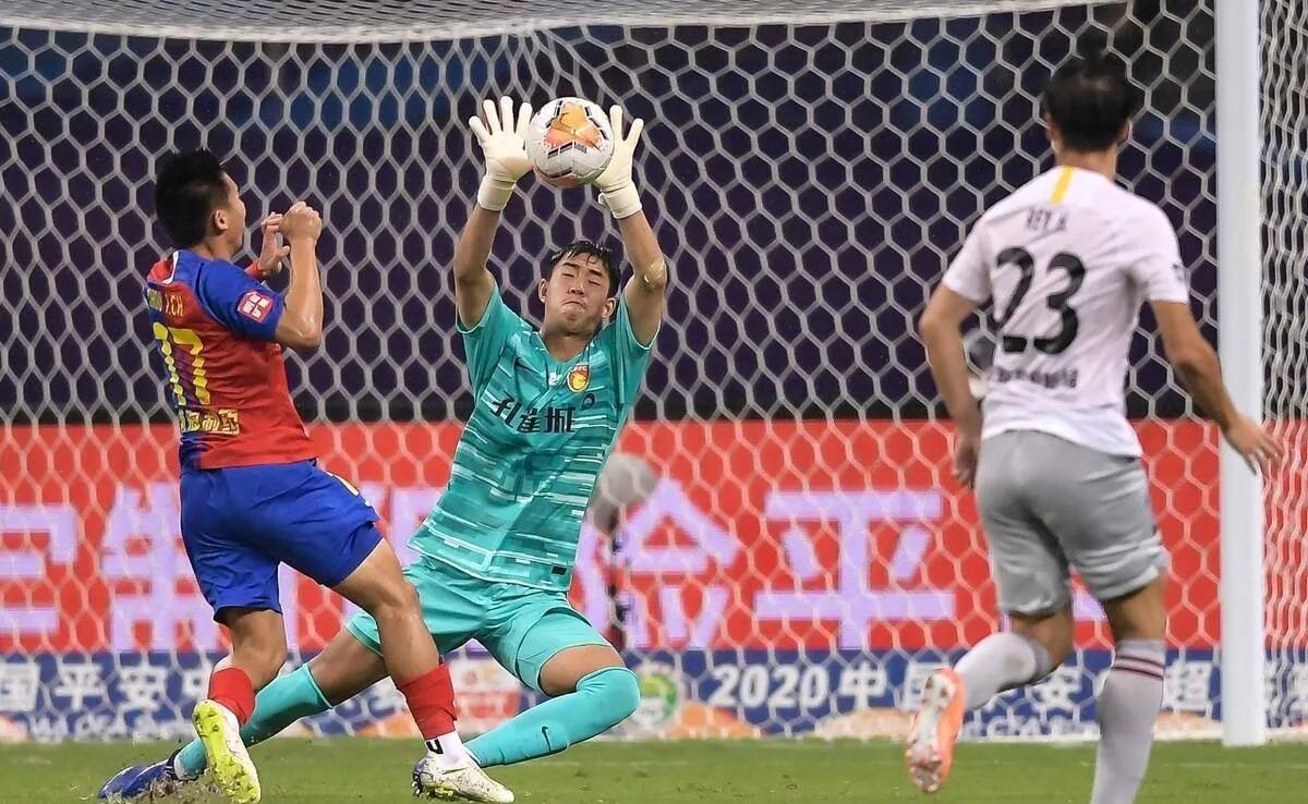 鲍亚雄低级失误将球扑进自己球门,河北队门将鲍亚雄