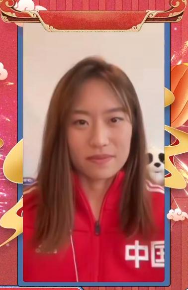 湖南元宵晚会：张小斐深V开到肚脐，AB假唱明显，50岁杨钰莹赢了