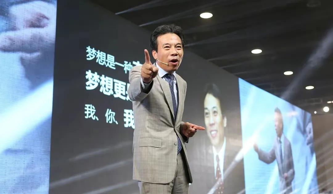 拿到2600万*迁拆**款，他不买房选择住五星级酒店，600一天包月15000