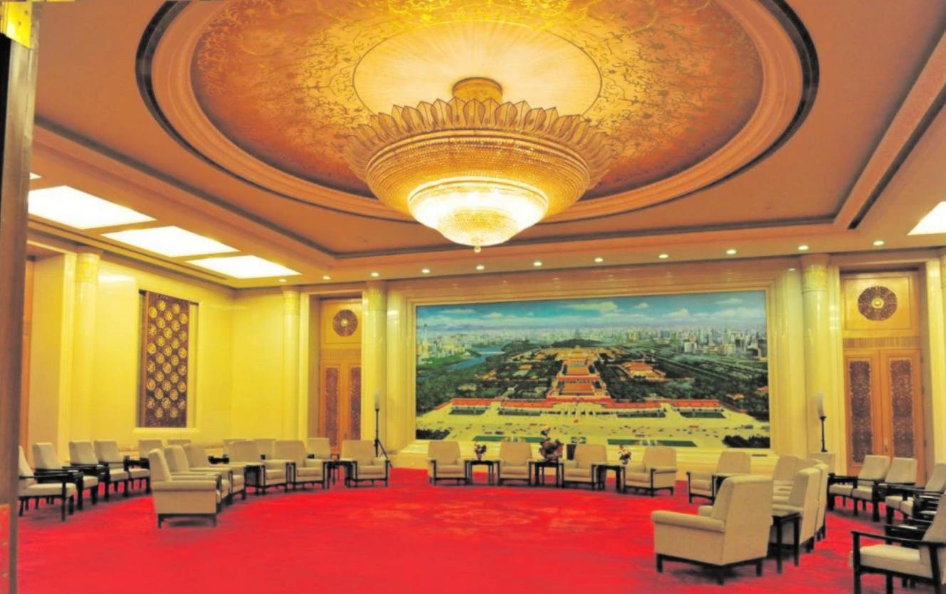 人民大会堂名字为何是后改的？它原先叫什么？毛主席亲自改名