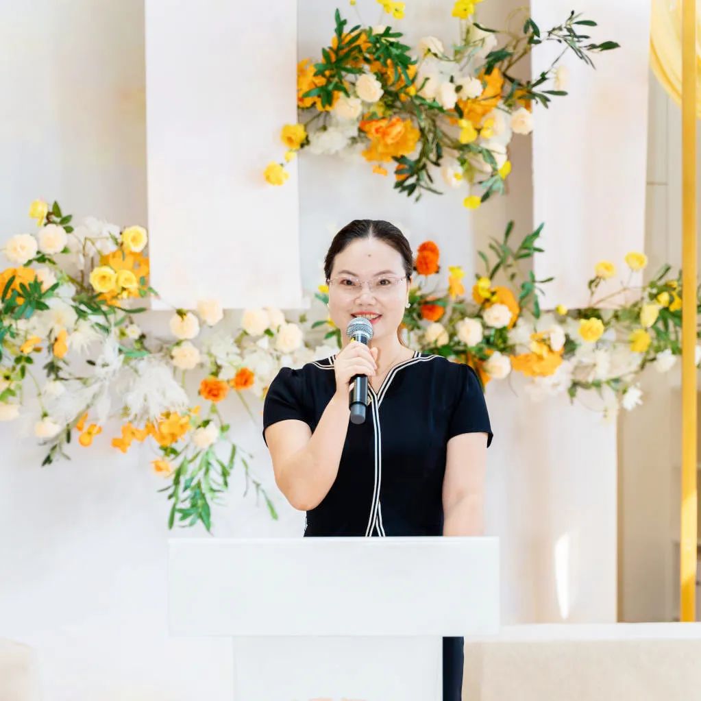 我们的学校充满了爱和温馨,我们的校园洒满金色的阳光