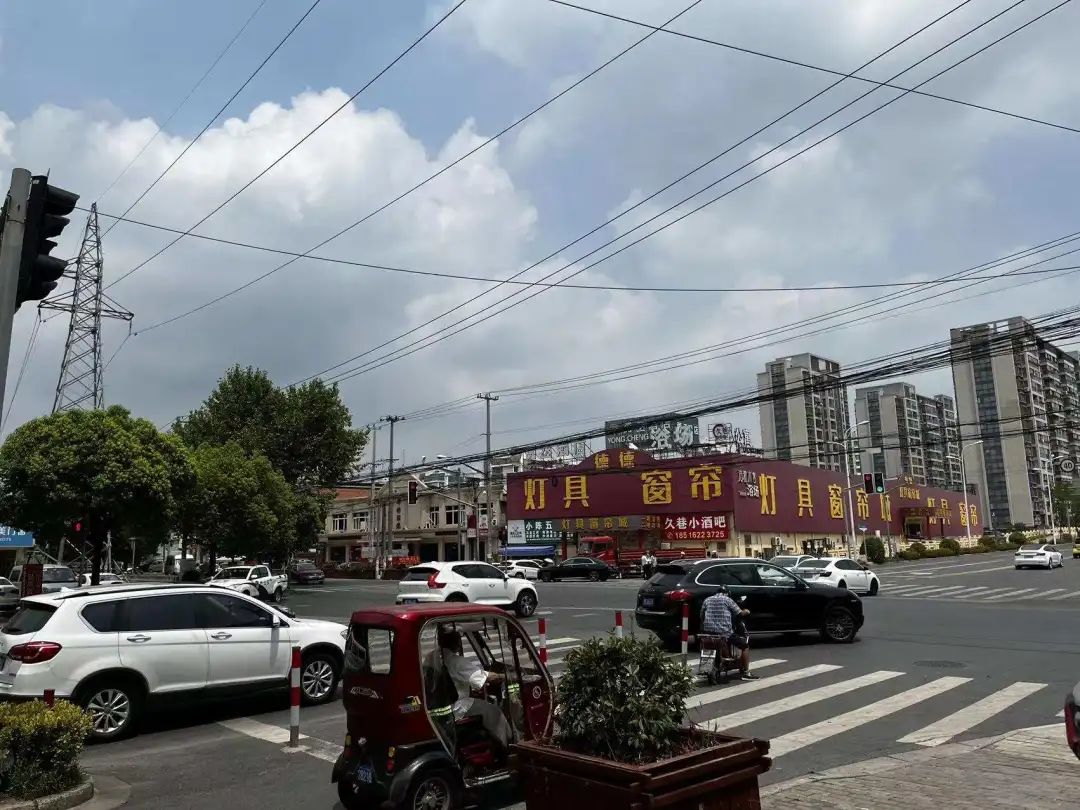 上海繁华地段的老破小,上海繁华地段和贫民区对比照