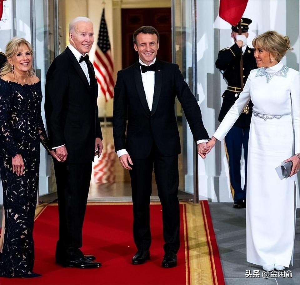 马克龙夫妇携手并肩,马克龙与妻儿出席活动