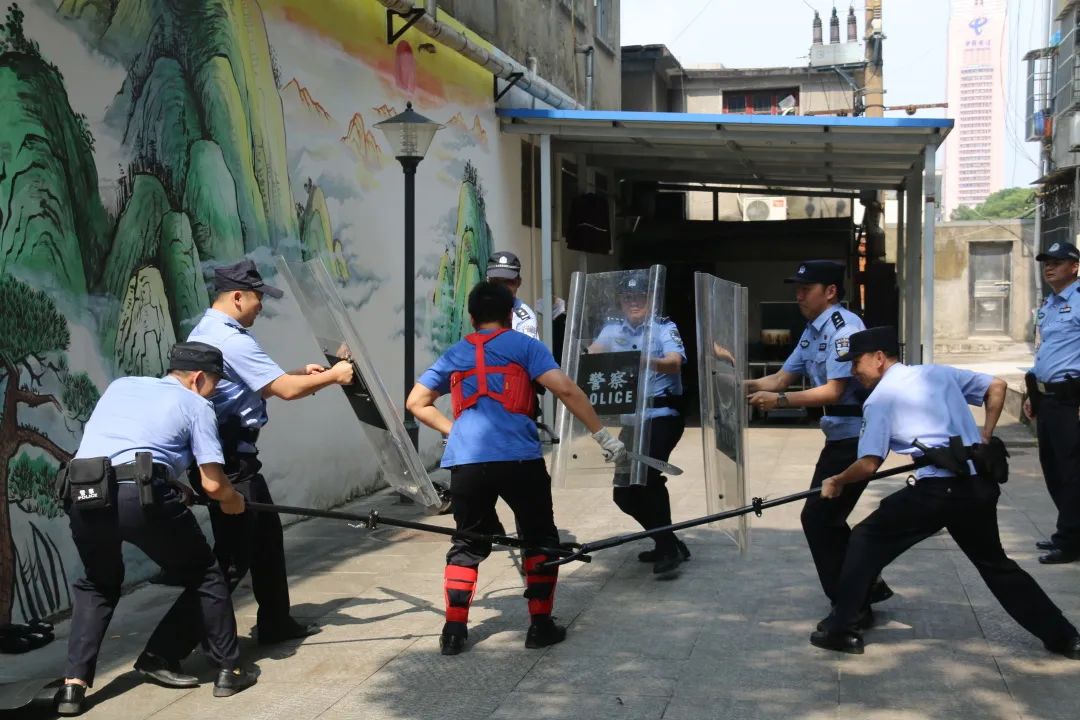 积极践行新时代的枫桥经验,践行枫桥经验护航经济发展