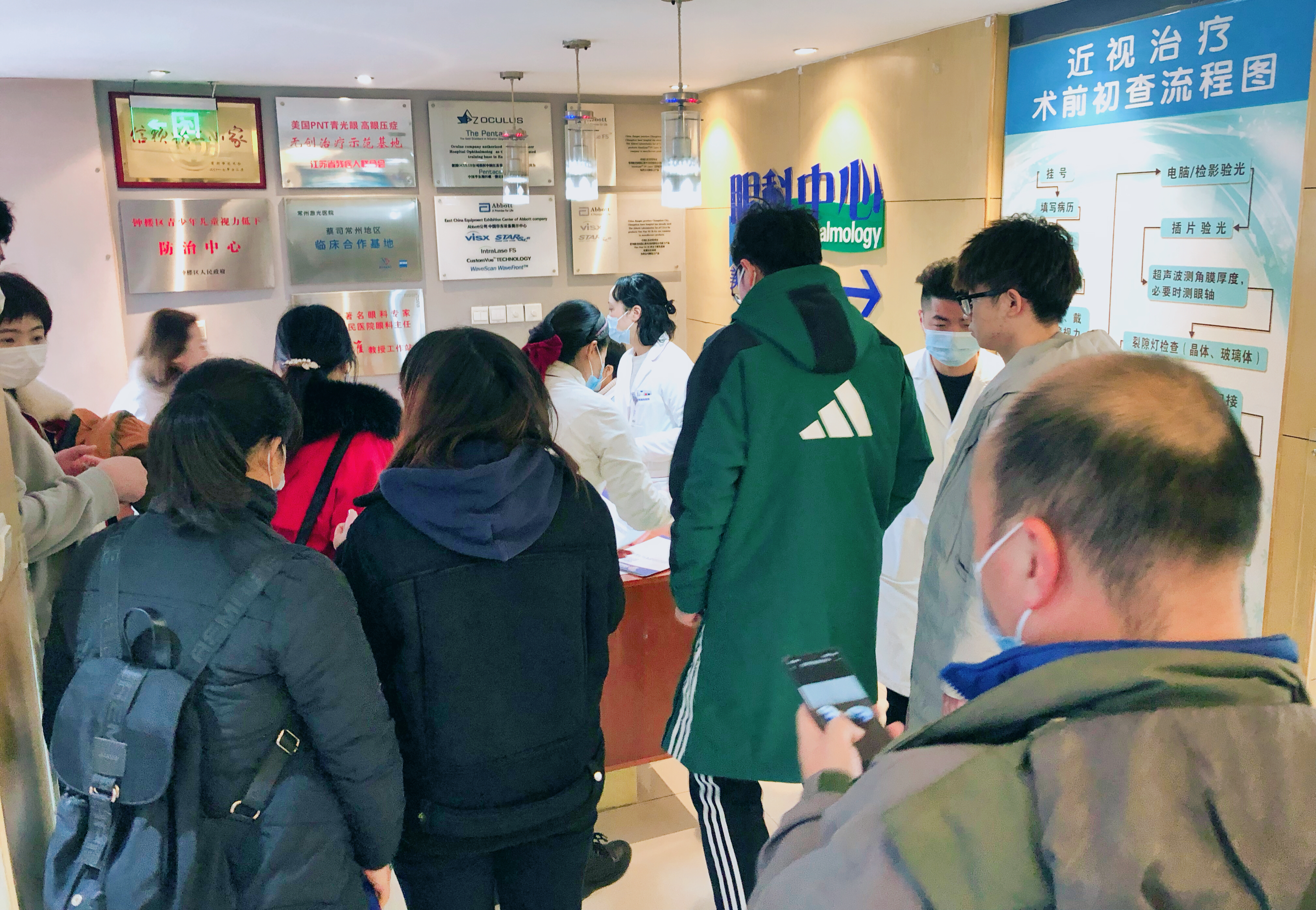 寒假摘镜热如期而至，常州激光医院提醒：人多最好提前预约