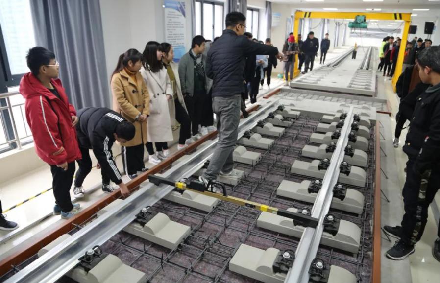 专科生想要翻身，优先选择这3个专业，就业好很有“钱途”