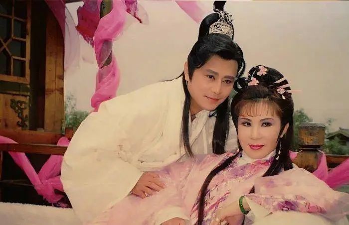 50岁大妈和小鲜肉演亲密戏，斥巨资加镜头，被骂20年，冤枉她了？