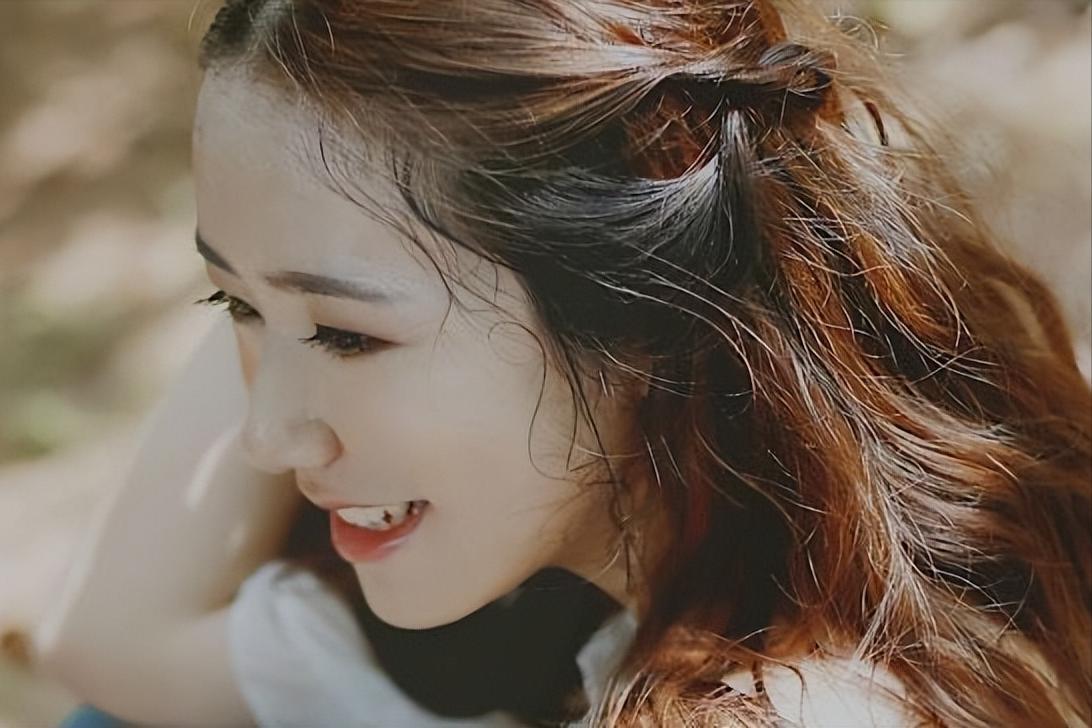 女孩老是抠腿是怎么回事,女孩子经常叉着腿坏处是什么