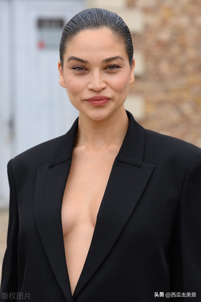 纪梵希设计的服装模特走秀,意大利超模纪梵希秋冬时装周