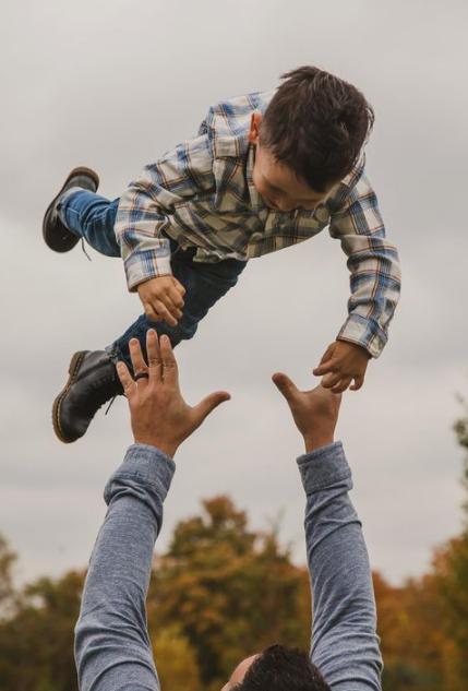 爸爸懦弱胆小怎么教育男孩,父亲缺位的孩子如何弥补性格弱点