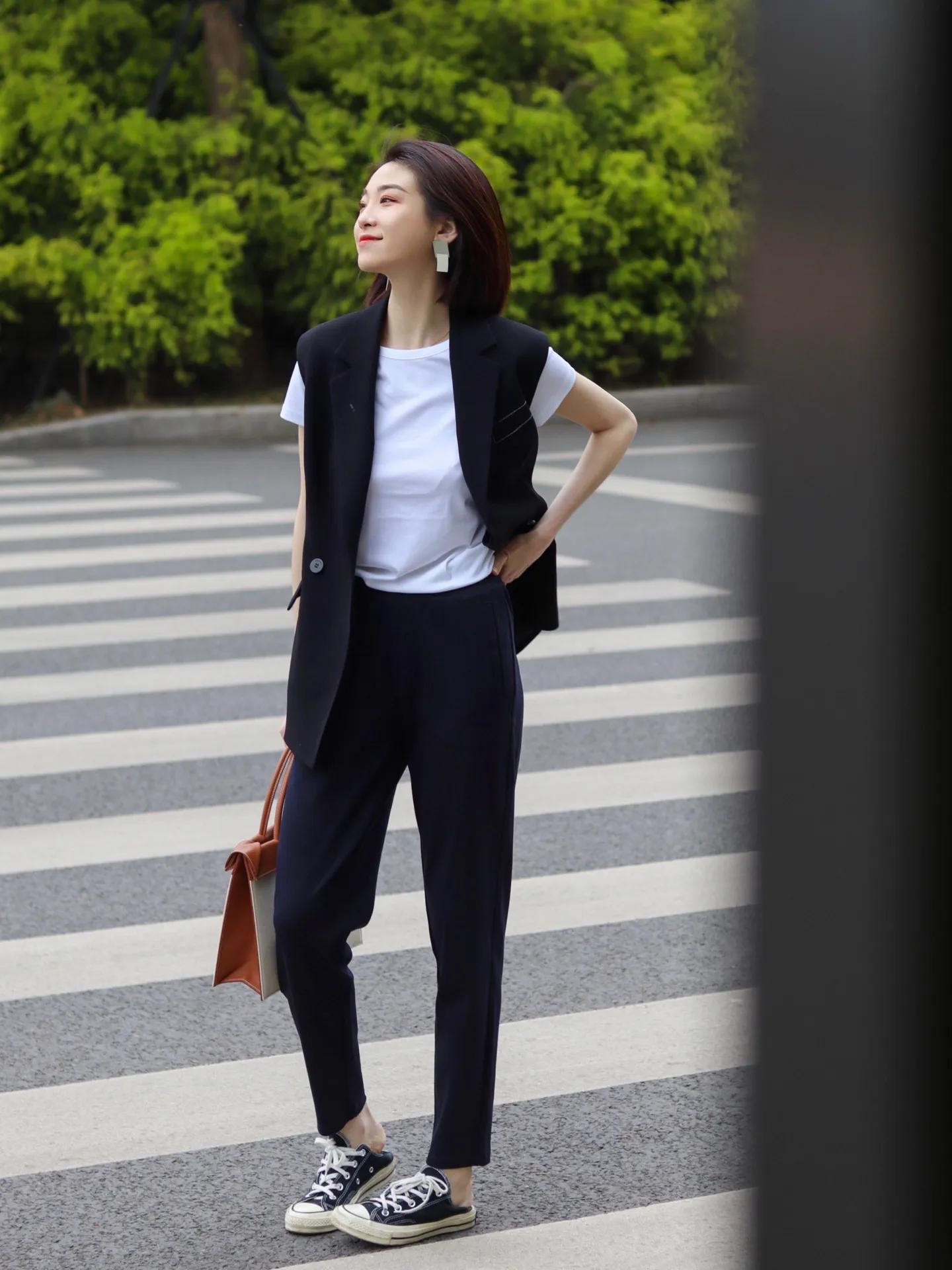 冬季黑上衣搭配什么裤子中年男,燕麦色裤子搭配黑颜色上衣好看