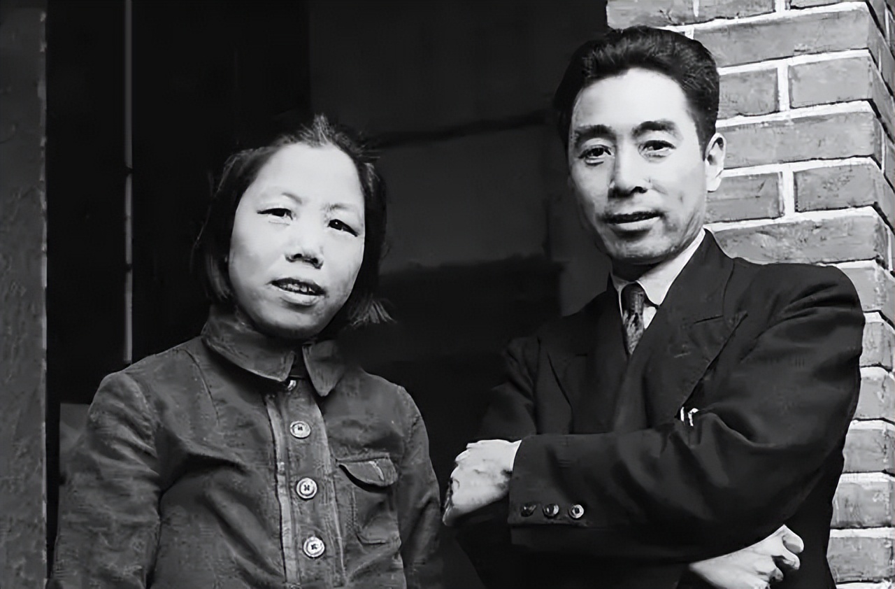 范桂霞为扮演周恩来妻子,22岁学会抽烟喝酒,*颖超邓**26年后当面感谢