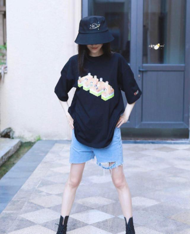 “敞开口”的牛仔短裤搭配黑色短袖，郑爽高大上的卖萌瞬间！