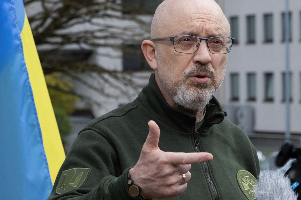 美对菲打包票，小马科斯两头下注，俄内部生乱，泽连斯基赌上国运