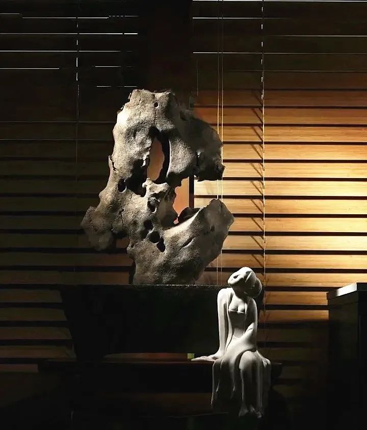 爱好者痴迷奇石,对奇石痴迷的人