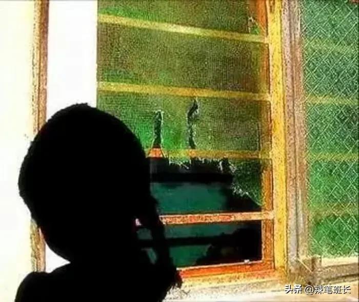 单亲妈妈吸毒被关戒毒所，3岁*女幼**活活饿死家中；涉事民警获刑