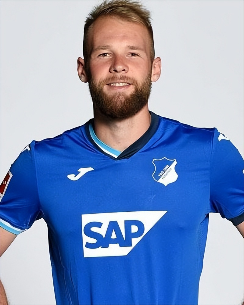 身高1米9，却喜欢用脚进球，26岁的谢顶射手，成了美国球队的大腿