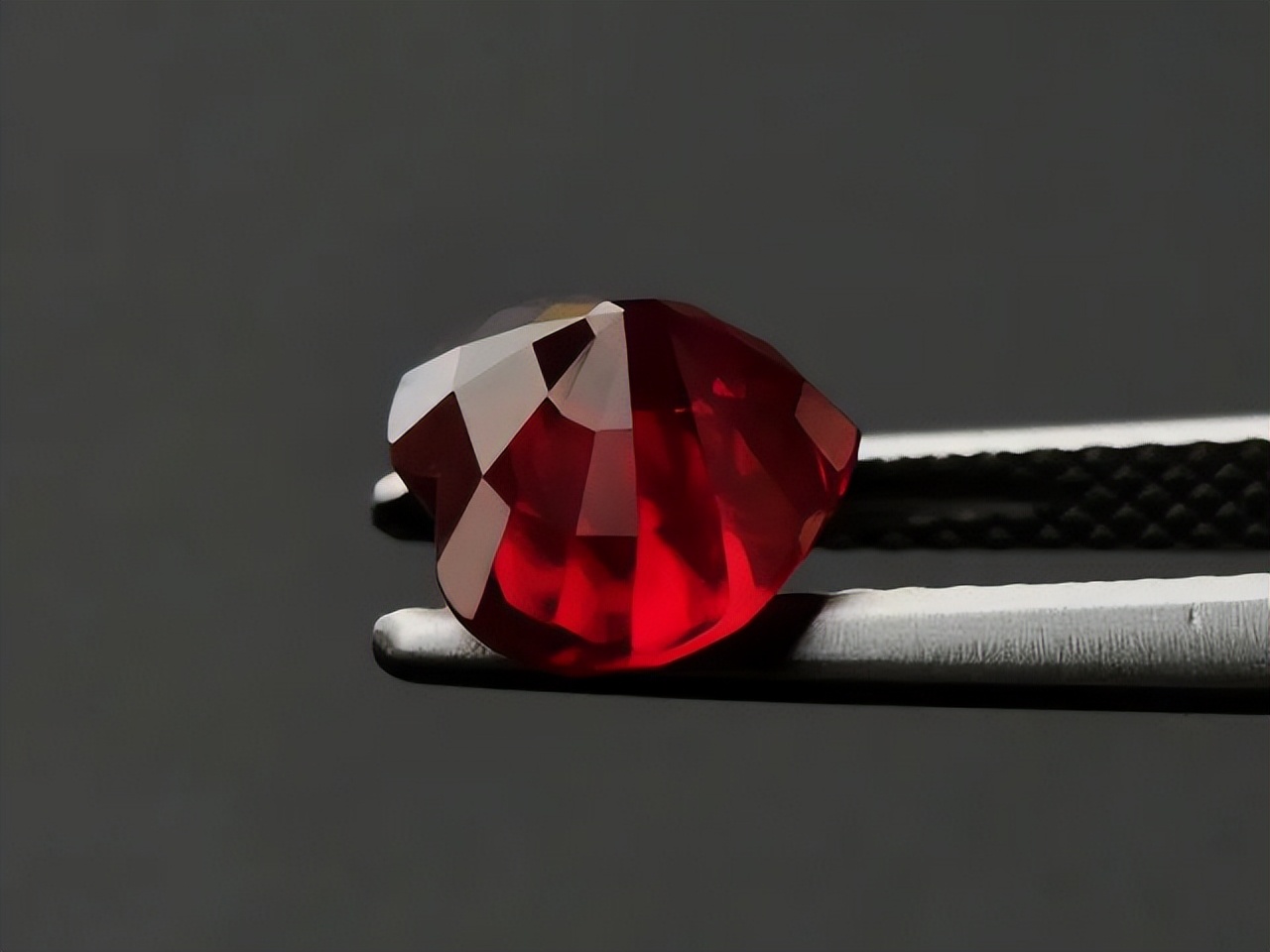 红宝石是妖娆多姿的美丽，燃起人们的希望之火-众享珠宝，乐大福