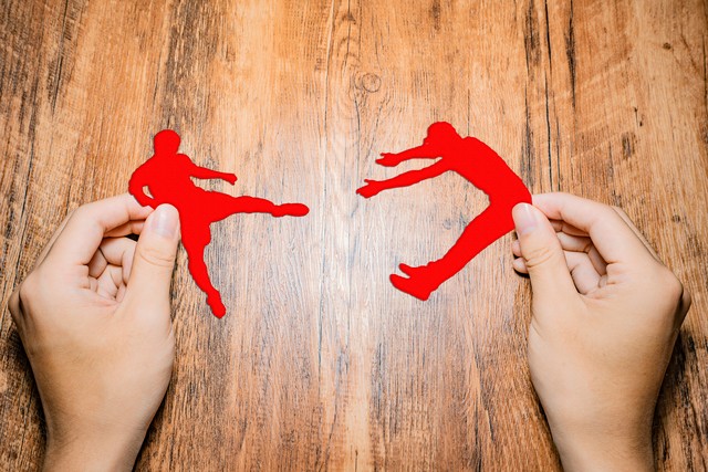 大爷挥动马扎砸倒男子后续,男子挑衅老人被暴揍