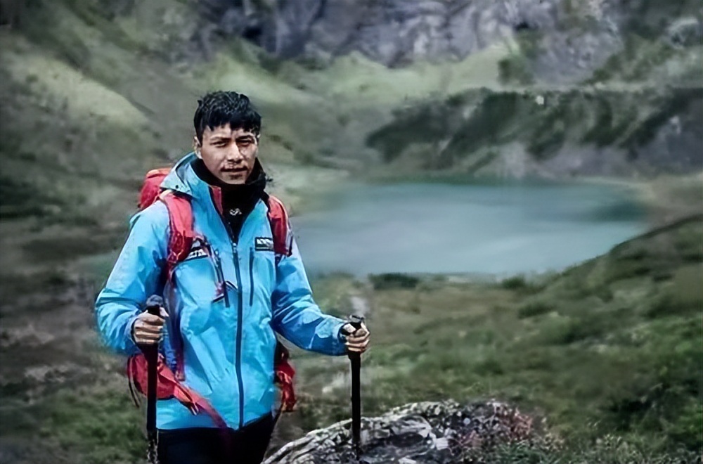 44岁赵薇近照穿红长裙,赵薇发福照片