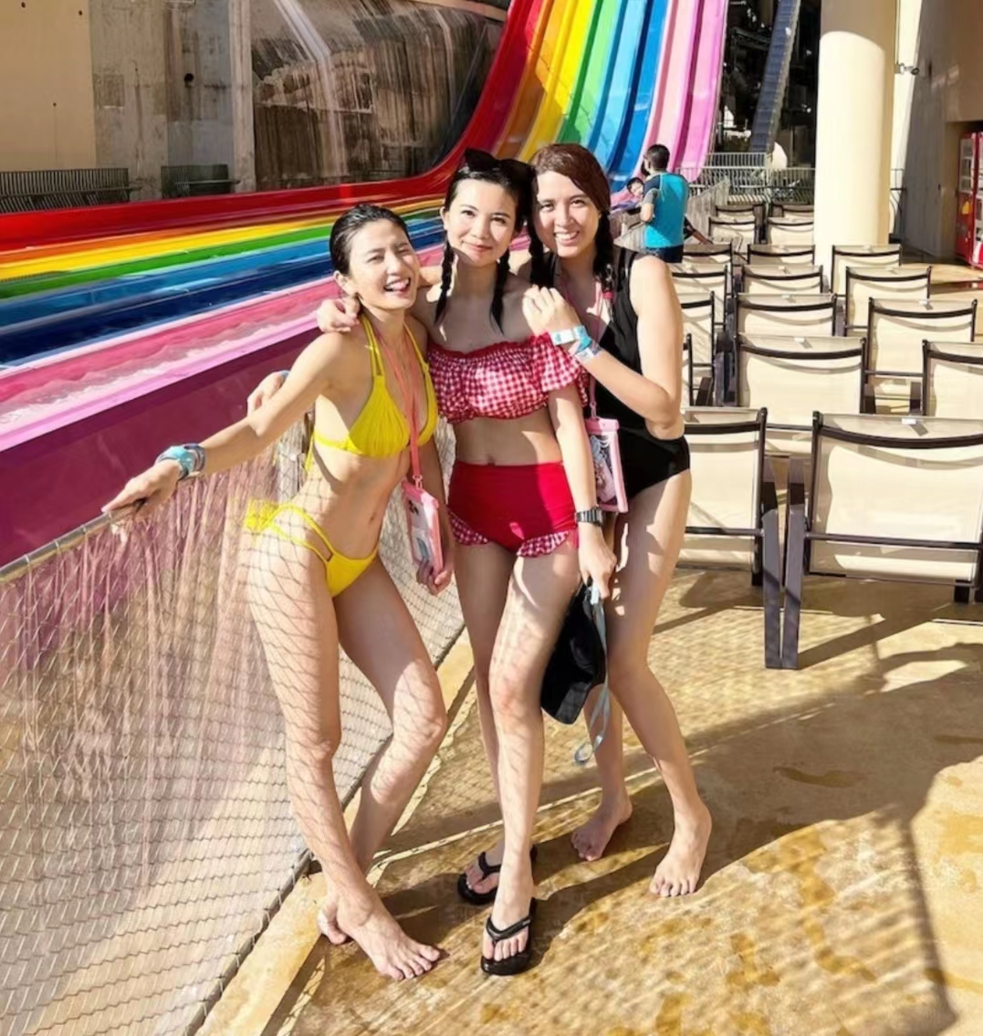 好嗨！香港瑜伽女神与闺蜜夜蒲狂欢，贴身连衣裙秀凹凸有致好身材