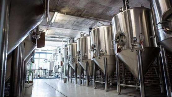 现在的酒厂咋不冒烟也没有酒糟味,农村退休酿酒师透露别喝这3种酒