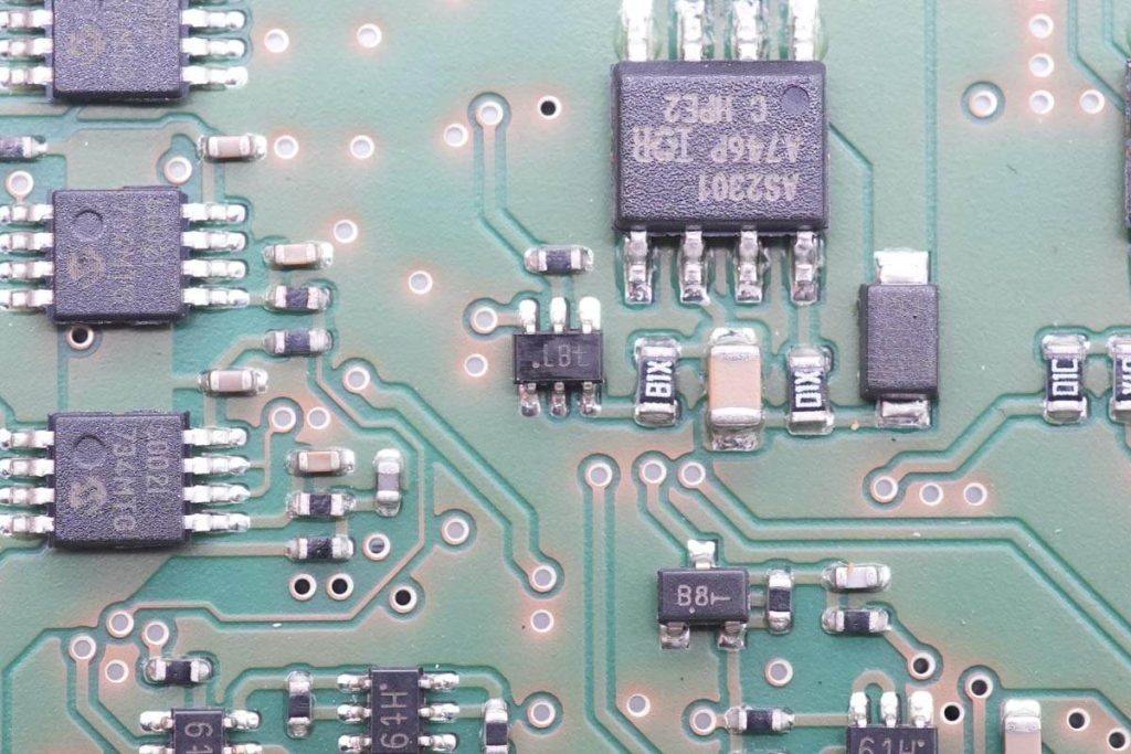宝马5系无线充电拆解,宝马5系充电器怎么拆