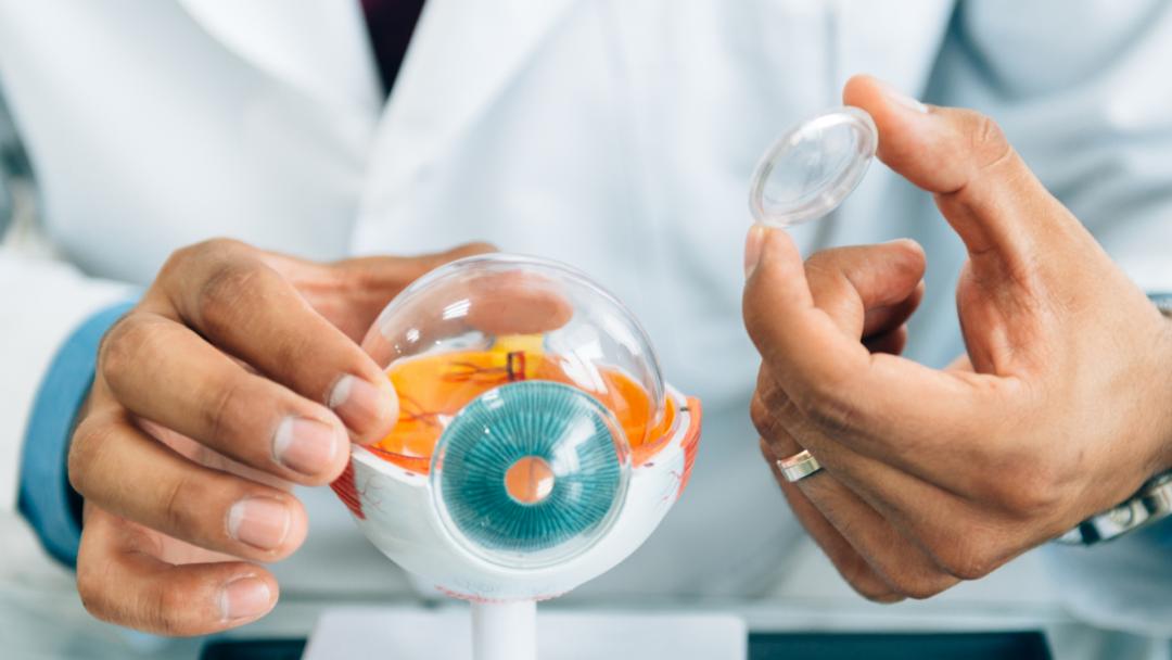 幼儿园小孩散光戴眼镜合适吗,幼儿园体检孩子眼睛散光意味什么