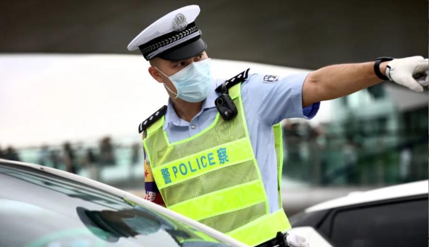 女市民肾结石发作交警紧急送医,女子路上肾结石肚子疼