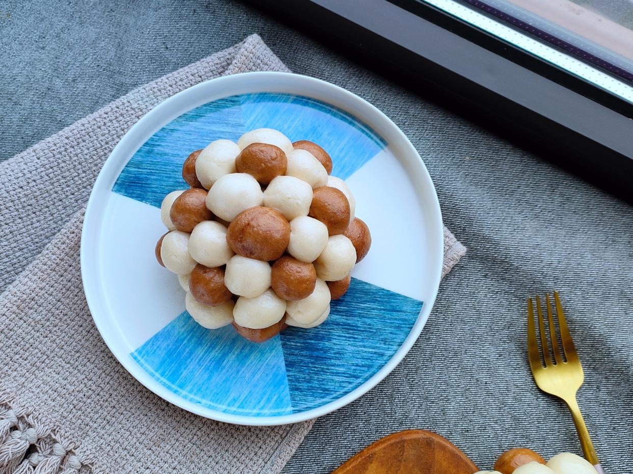 香喷喷的“足球”馒头来了，好吃又好玩，网友：不知从哪里下口？