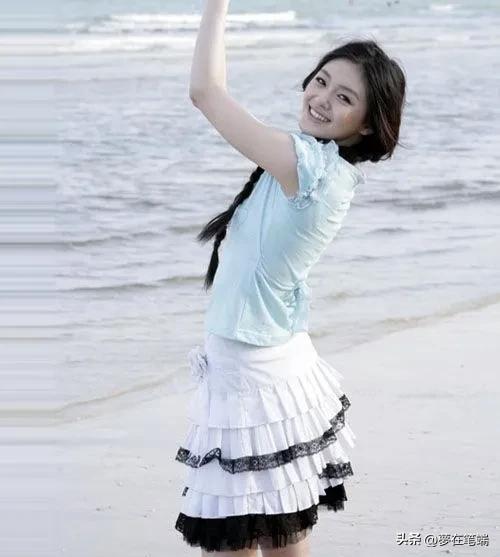 如今很多人吐槽大S穿阿依莲的衣服很土,其实那时的大S很甜美淑女