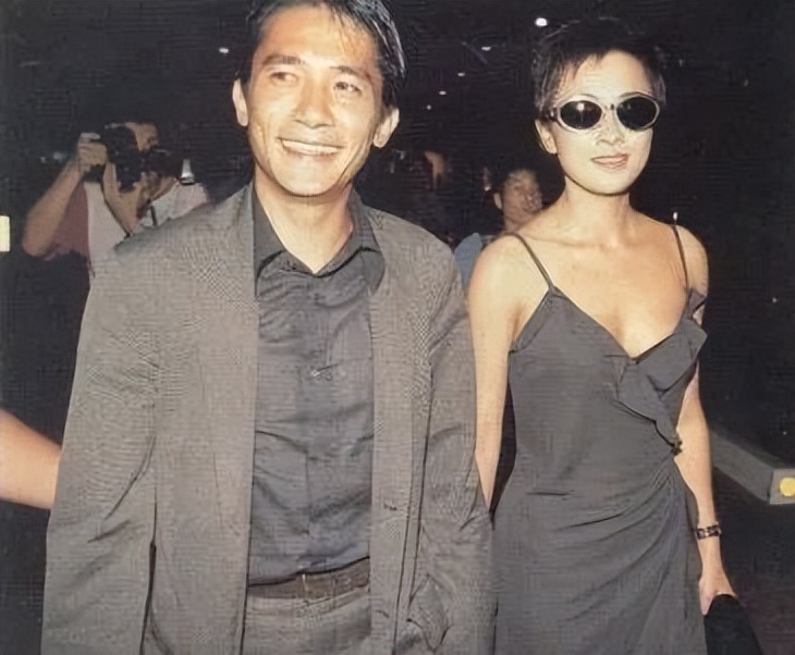 刘嘉玲与梁朝伟恩爱合照穿小香风,刘嘉玲梁朝伟红毯动图