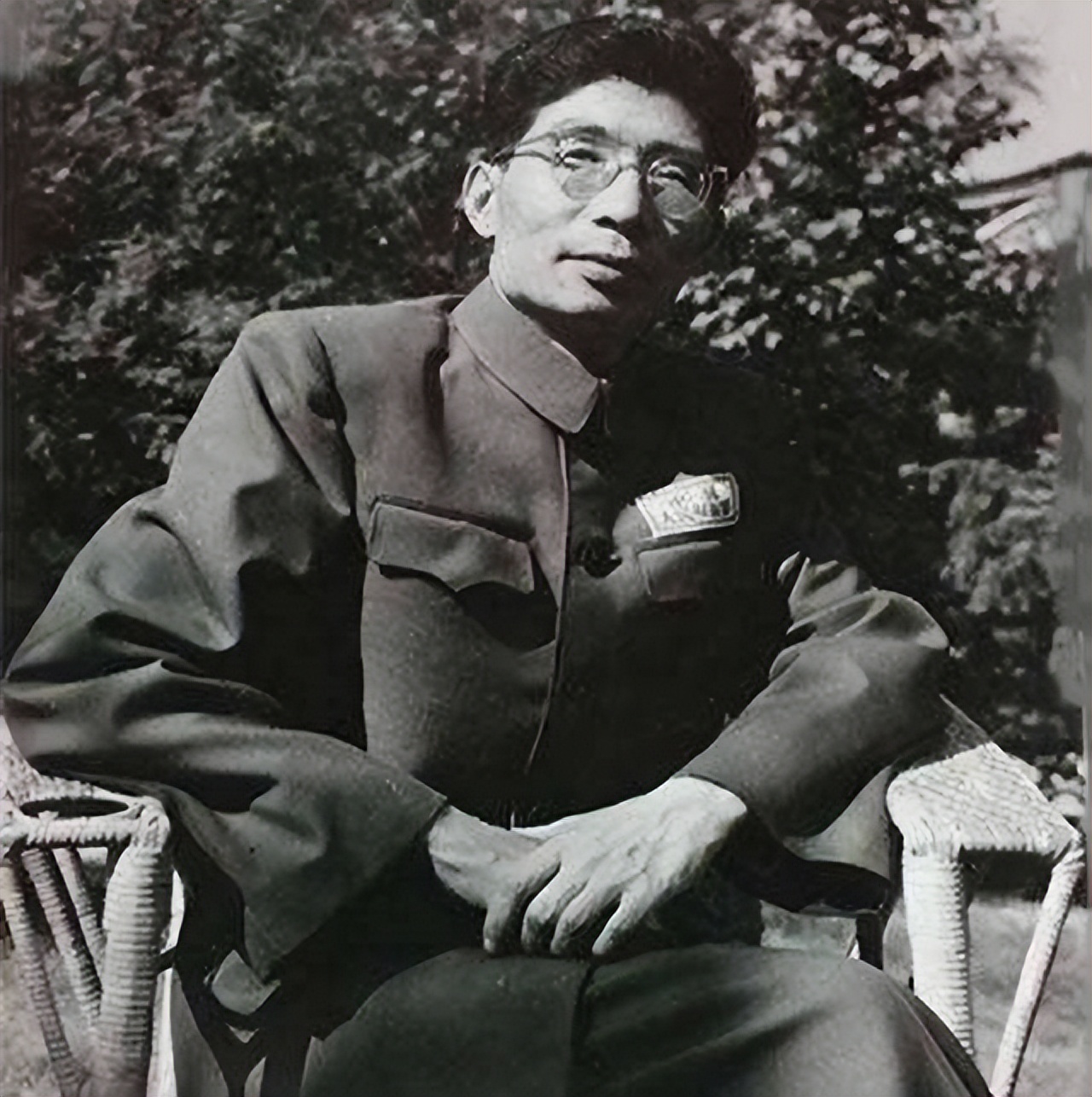 傅钟将军：资历比元帅都老的开国上将，长征中送了*小平邓**三件宝贝