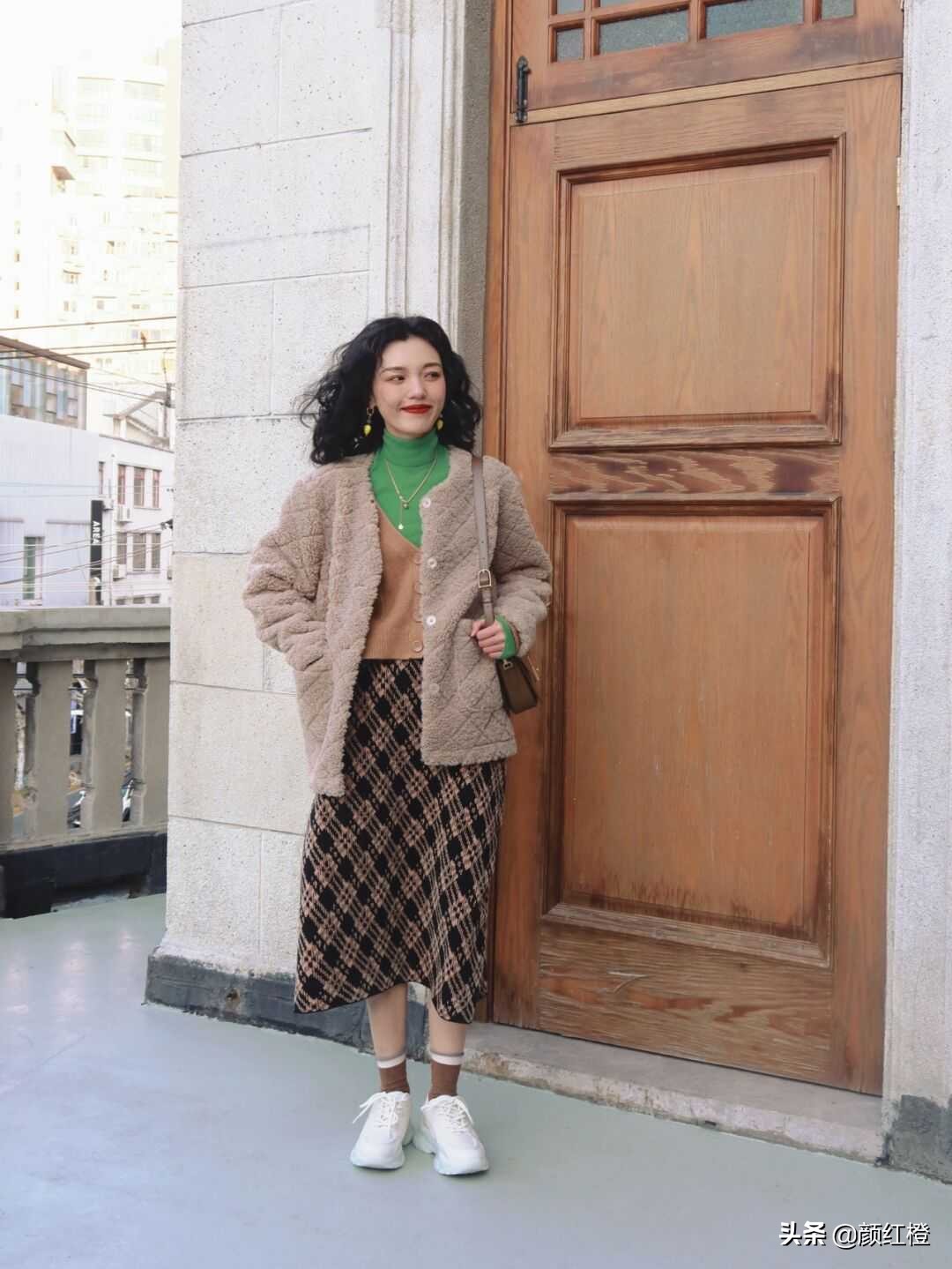 又火了一种穿法叫“羊毛羔外套+半身裙”，洋气精致还保暖，太美