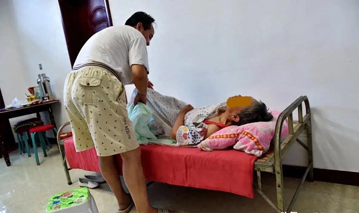 公公照顾偏瘫儿媳,公公帮瘫痪儿媳锻炼