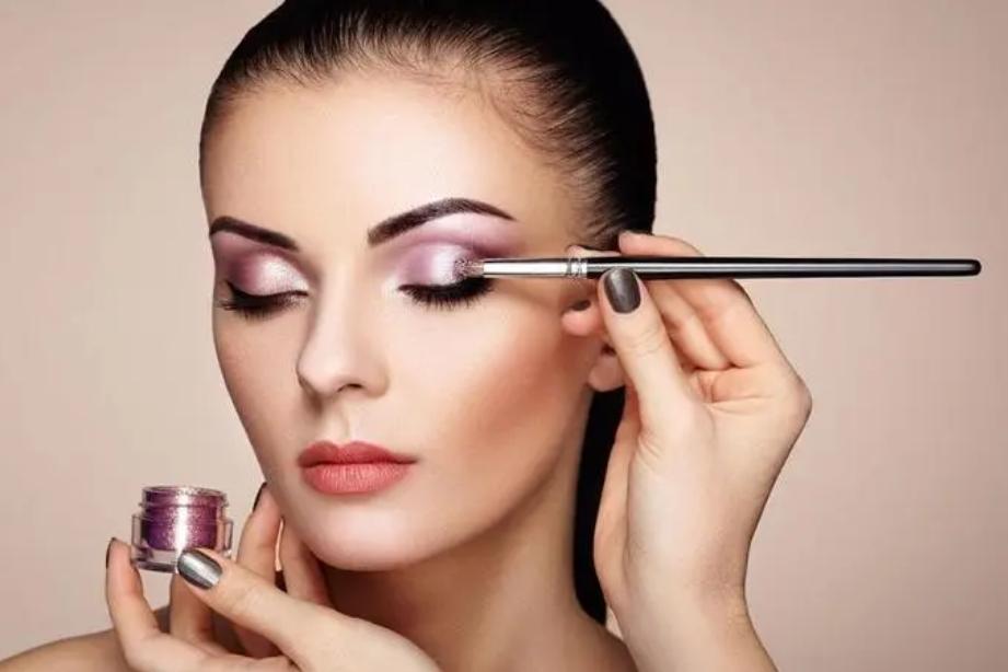 如何打扮自己又年轻又时尚,如何打扮自己才能吸引男性