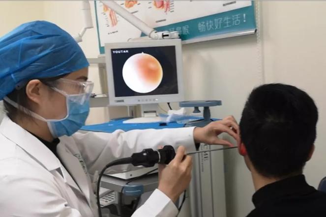 为什么耳朵会有异样的感觉,为什么你的耳朵有好多小疙瘩