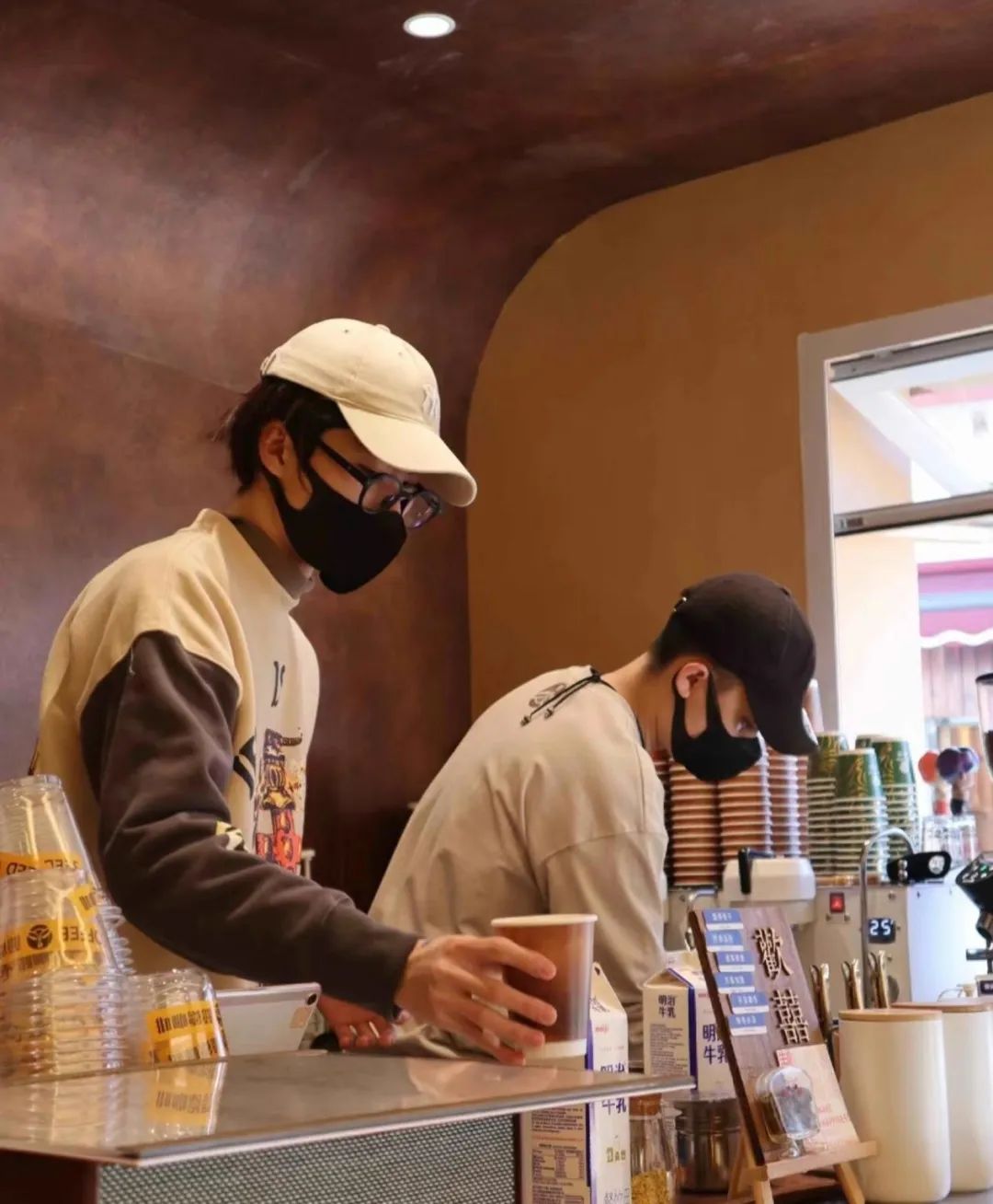 抢不到手串的年轻人,躲在寺庙喝咖啡