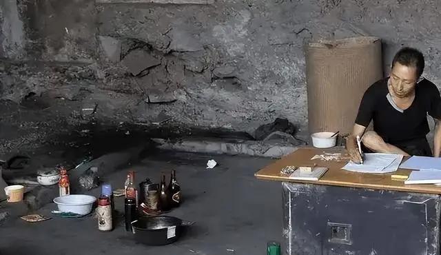 遂宁男子十年蜗居桥洞研究彩票,四川老汉研究彩票住桥洞