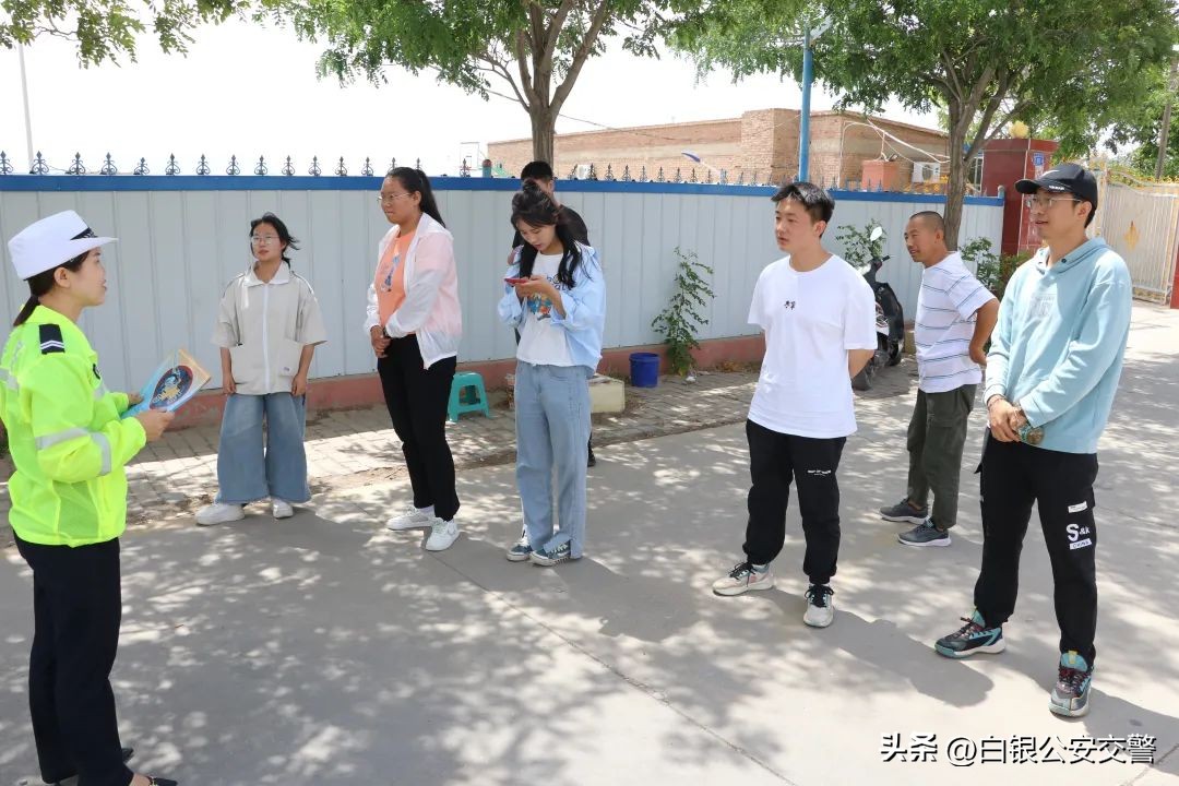 【暑期交通安全】暑期迎来“学车热”交警宣传进驾校把好安全“方向盘”