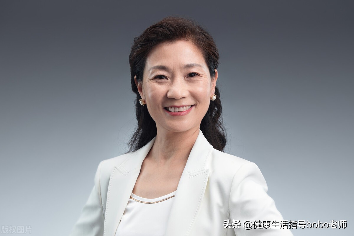 干燥皮肤适合用哪款化妆品,中老年女性化妆有什么技巧