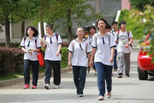 中考试卷简单弊端凸显，长沙2022中考总分720分，考600分无缘普高