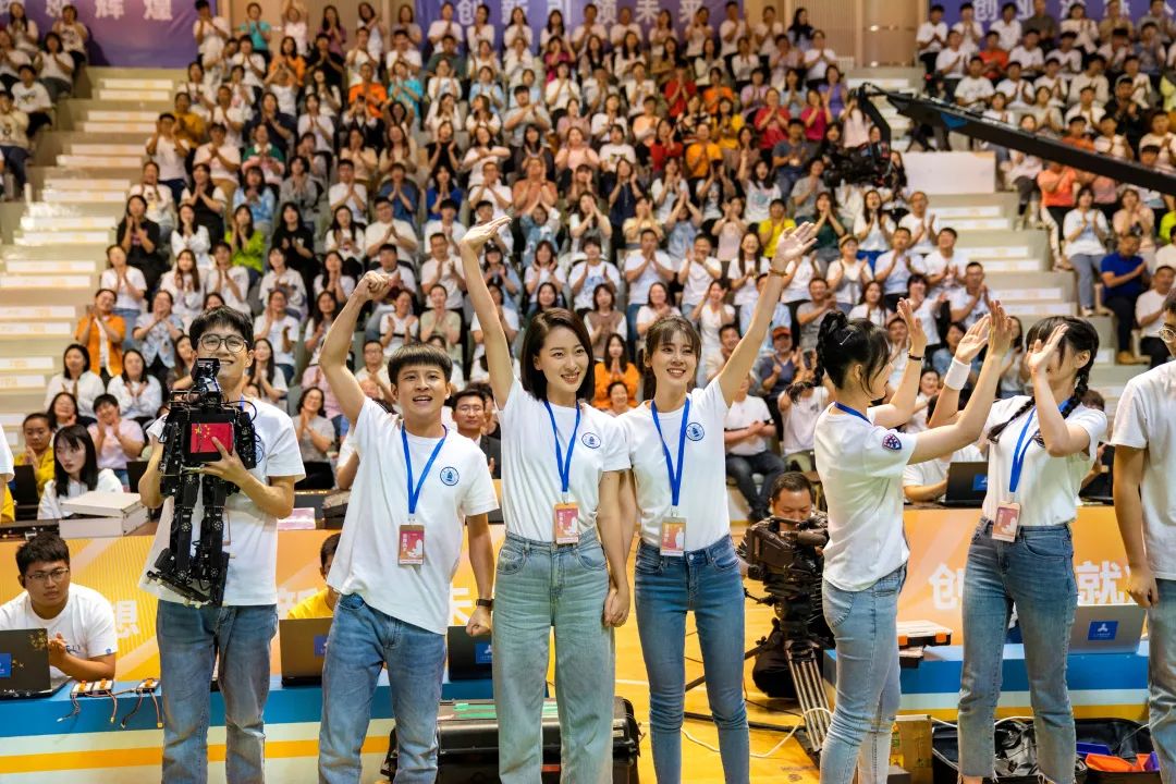 同城热搜第二!《大三女生》开播即热播