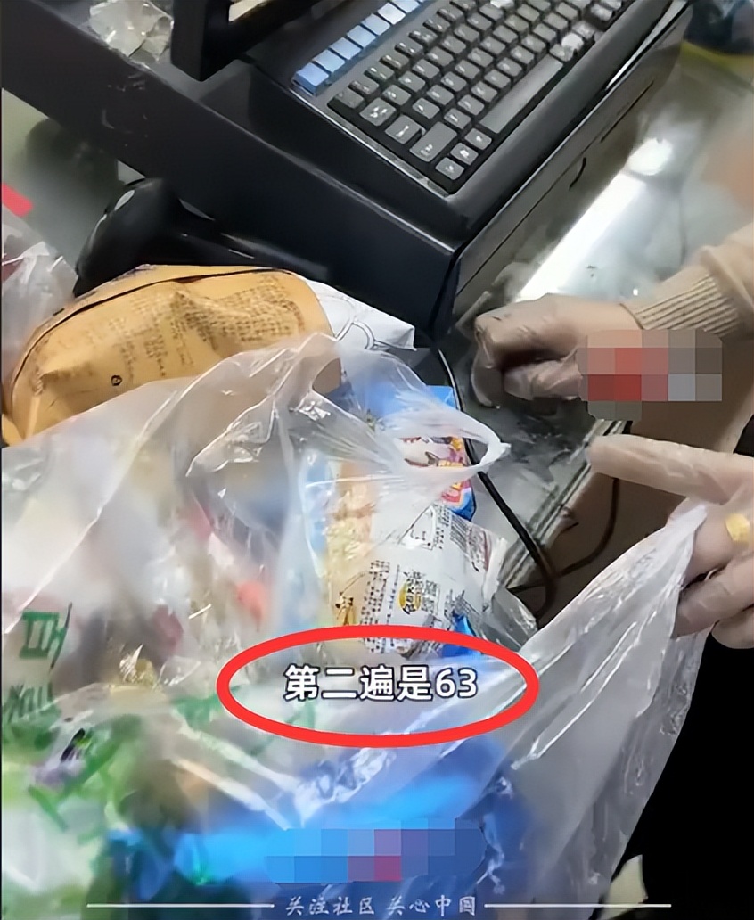 超市买42元的东西收费49元，收银员算三次三个价格，真的太离谱了